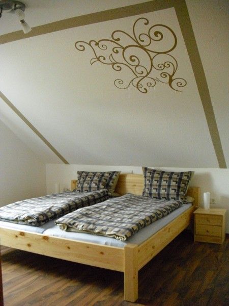 Schlafzimmer mit großem Doppelbett