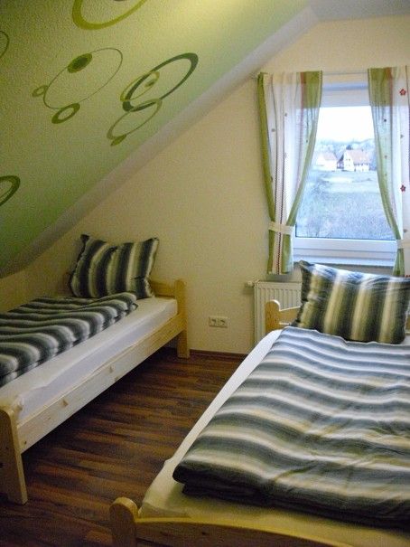 Zweites Schlafzimmer mit zwei Einzelbetten