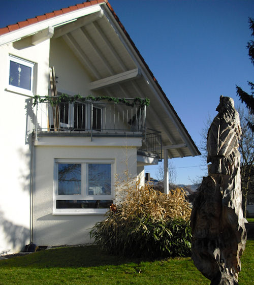 Hausansicht mit Balkon der Ferienwohnung
