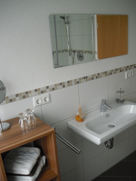 Badezimmer mit Waschbecken und Spiegel