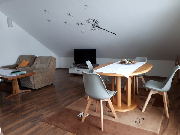 Wohn- und Essbereich der Ferienwohnung Plettenbergblick