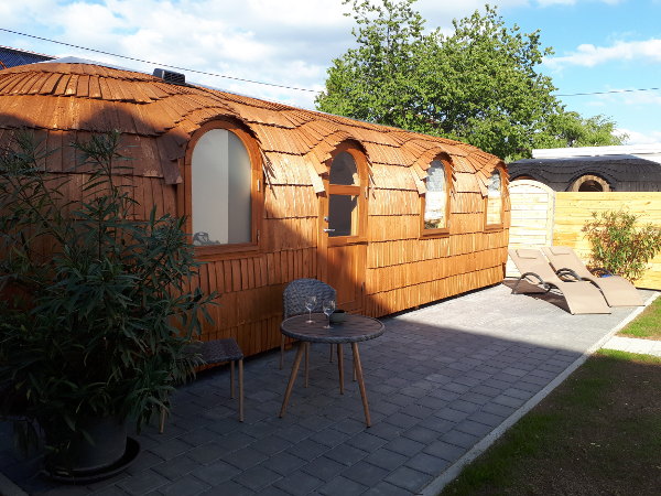 Tinyhouse Zollernalb mit Holzschindeln und Terrasse mit Sonnenliegen