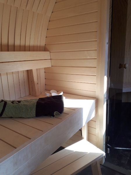 Saunabänke aus hellem Holz in der Iglusauna