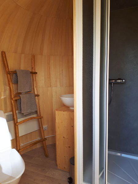 Bad mit Dusche und Handtuchleiter