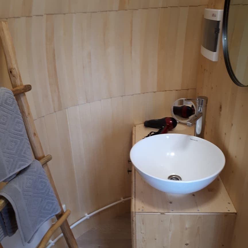 Bad mit Aufsatzwaschbecken und Spiegel