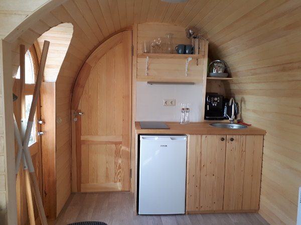 Küchenzeile mit Kaffeevollautomat und Kühlschrank