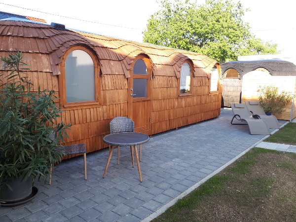Tinyhouse und Sauna-Iglu im Hof mit Sitzgruppe